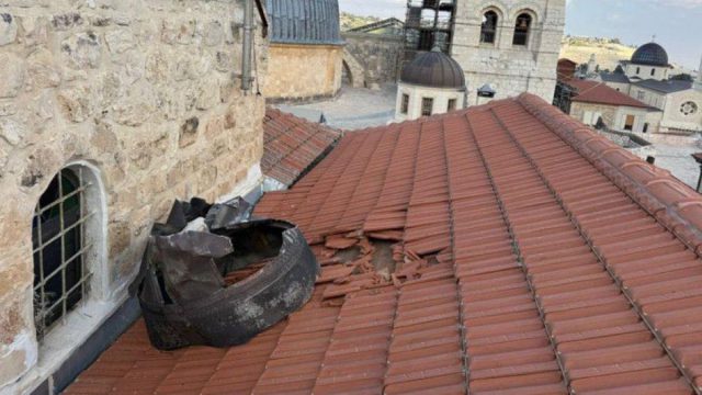 Θραύσμα ιρανικού πυραύλου έπεσε δίπλα στον Πανάγιο Τάφο: Η επικοινωνία του Ισραηλινού ΥΠΕΞ με τον Πατριάρχη Ιεροσολύμων