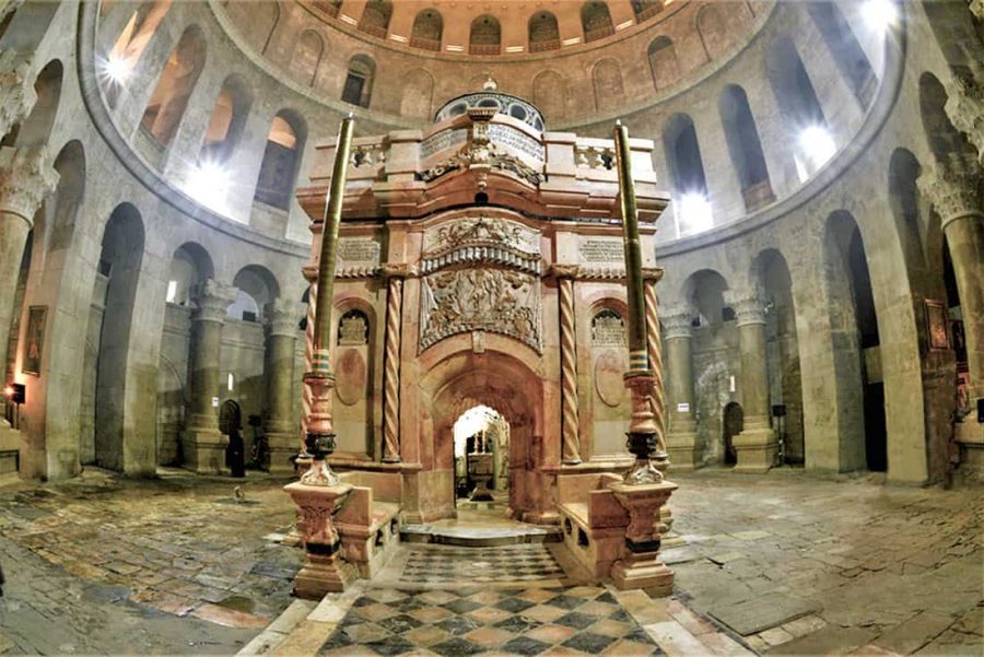 Η σιωπή που επικρατεί αυτή τη στιγμή στην παλιά πόλη στην Ιερουσαλήμ είναι πρωτόγνωρη, καθώς ο Ναός του Παναγίου Τάφου παραμένει κλειστός λόγω των εχθροπραξιών.