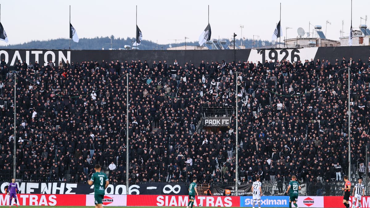 Η στιγμή που οι οπαδοί του ΠΑΟΚ διώχνουν τους δημοσιογράφους από το γήπεδο της Τούμπας
