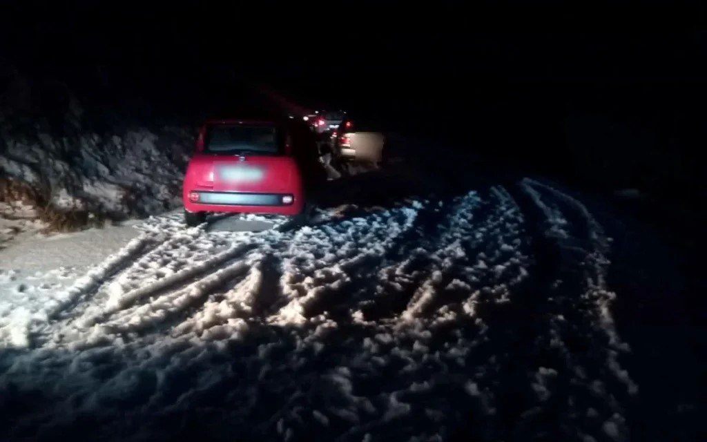 Η σφοδρότητα του φαινομένου μετέτρεψε τους δρόμους σε αδιάβατους, με αποτέλεσμα τον εγκλωβισμό περισσότερων από 30 οχημάτων.