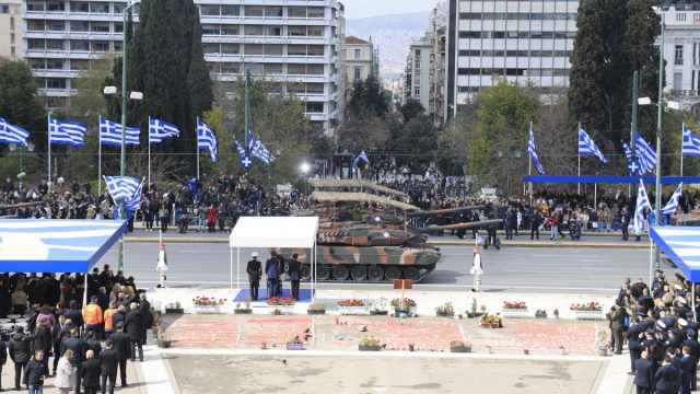 Viral: Πανέμορφη ξανθιά εντυπωσίασε σε παρέλαση με μίνι και τακούνια (ΦΩΤΟ)