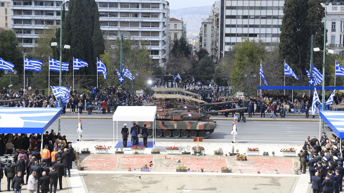 Viral: Πανέμορφη ξανθιά εντυπωσίασε σε παρέλαση με μίνι και τακούνια (ΦΩΤΟ)