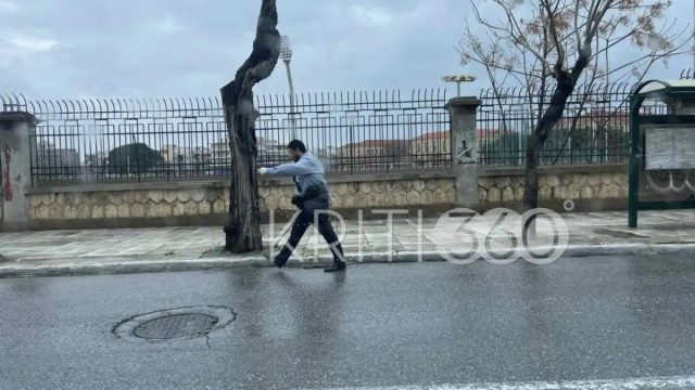 25η Μαρτίου στα Χανιά: Η κακοκαιρία ακύρωσε τους εορτασμούς αλλά δεν σταμάτησε έναν άνθρωπο από το να παρελάσει  – Δείτε βίντεο