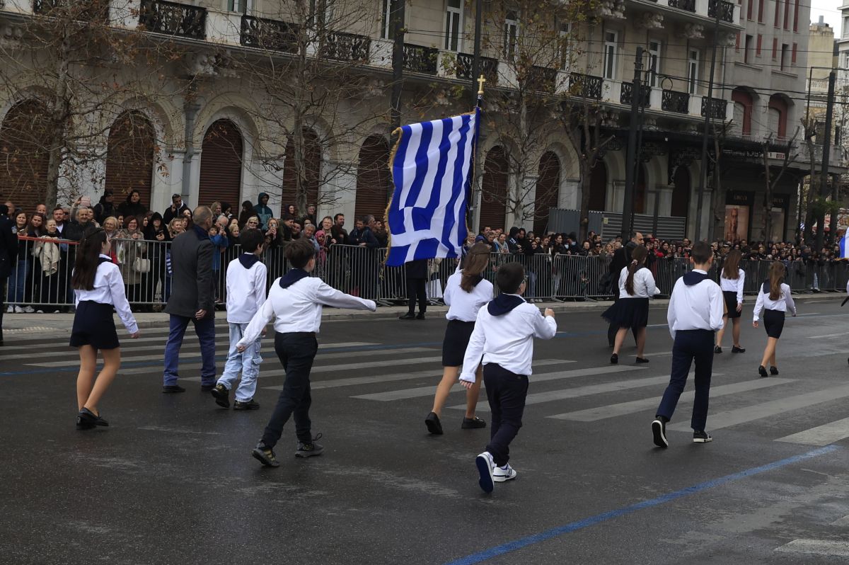 Δεν λύγισε η παρέλαση από τον καιρό