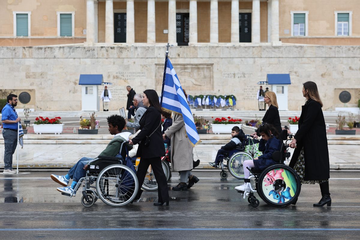 Η βροχή δεν σταμάτησε τη μαθητική παρέλαση στο κέντρο της Αθήνας