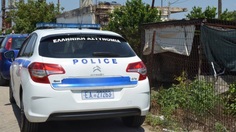 Η γυναίκα κατήγγειλε τον πρώην σύζυγό της, ο οποίος σε κατάσταση αμόκ περιέλουσε με εύφλεκτο υγρό τα αυτοκίνητα της οικογένειας και την ίδια ενώ βρισκόταν στο μπαλκόνι.
