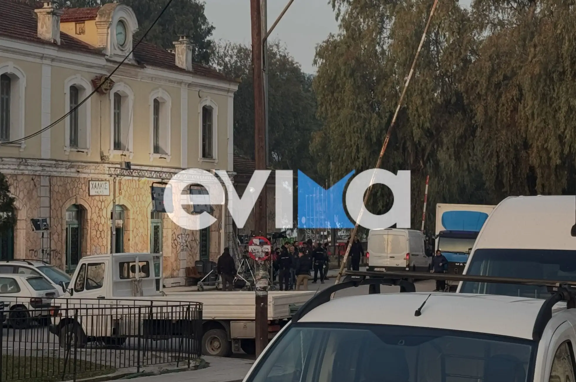 Κάμερες της παραγωγής έξω από τον παλιό σιδηροδρομικό σταθμό της Χαλκίδας – ΦΩΤΟ από evima