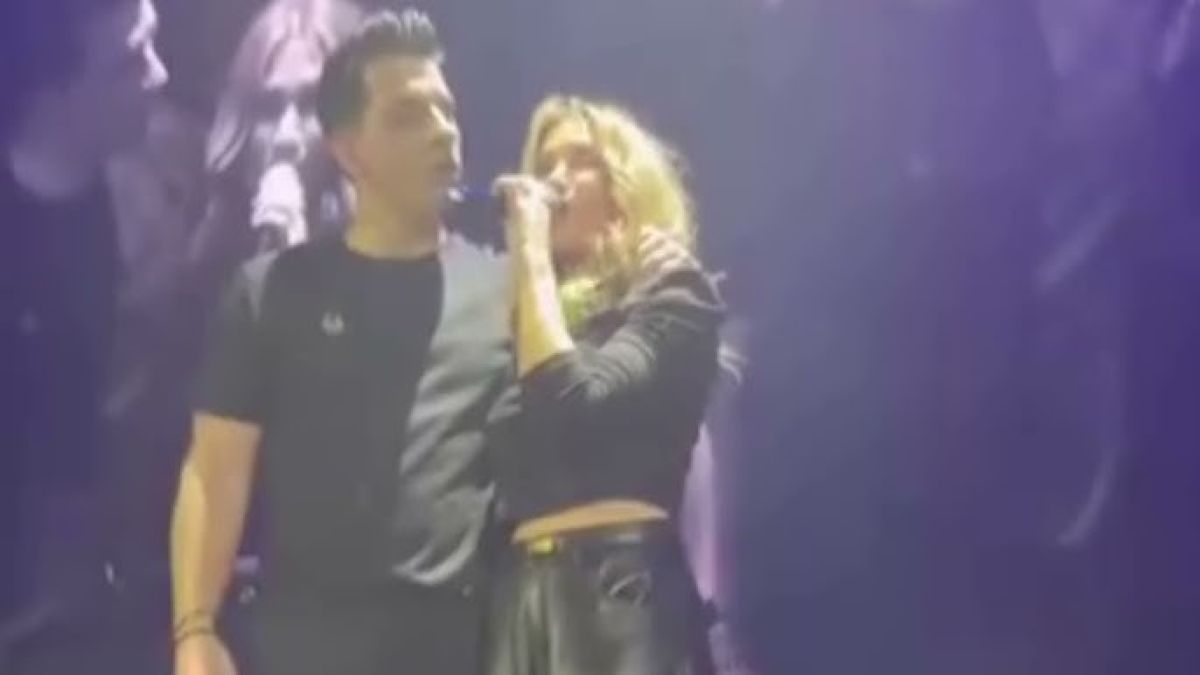 Η τραγουδίστρια Στέλλα Καλλή με λαμπερό look και μικρόφωνο στο χέρι, τραγουδάει με πάθος σε νυχτερινό κέντρο υπό την αποθέωση του κοινού