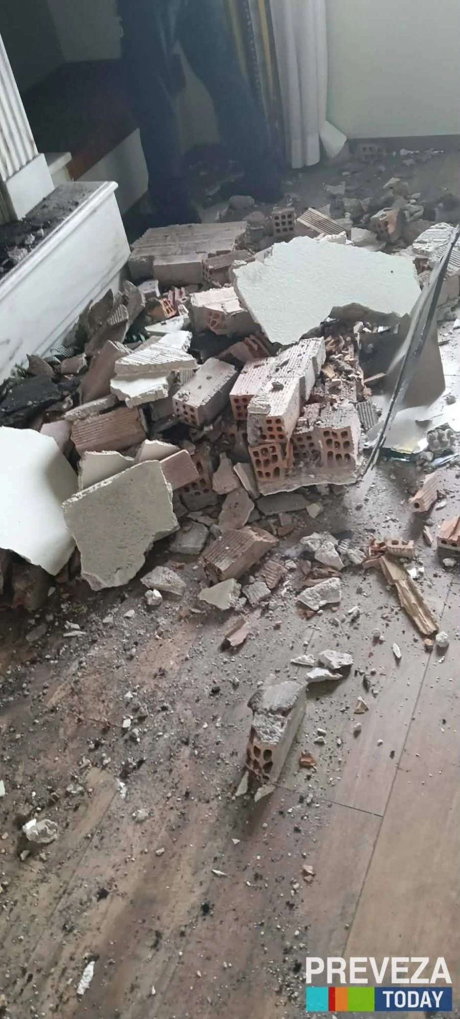 Εικόνες από την καταστροφή που προκάλεσε ο κεραυνός στο σπίτι