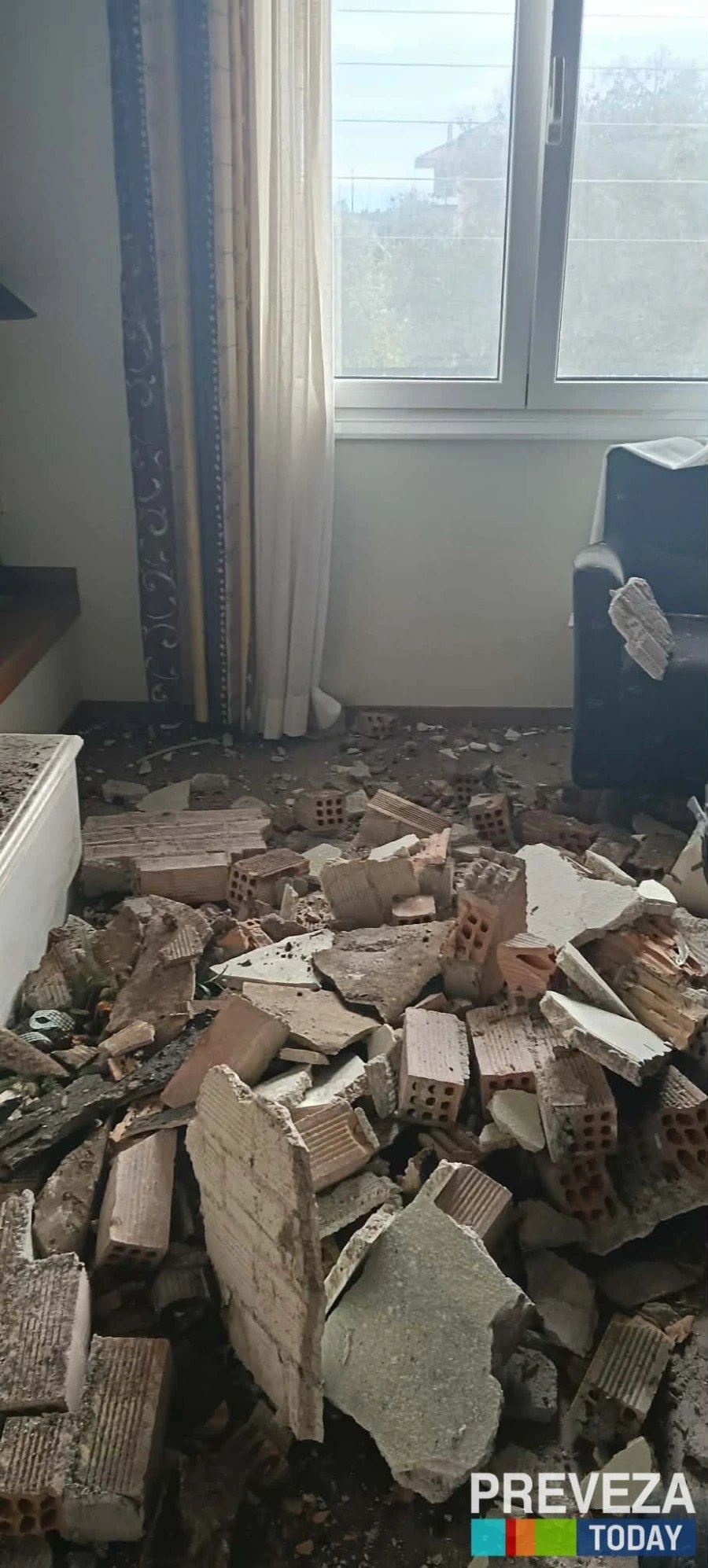 Εικόνες από την καταστροφή που προκάλεσε ο κεραυνός στο σπίτι