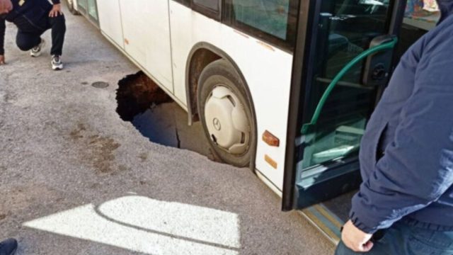 Άνοιξε η γη και κατάπιε λεωφορείο στην Πρέβεζα!