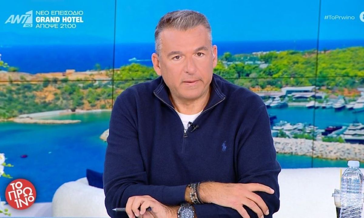 Κοντινό πλάνο του Γιώργου Λιάγκα ενώ μιλάει με έντονο ύφος κατά τη διάρκεια της εκπομπής
