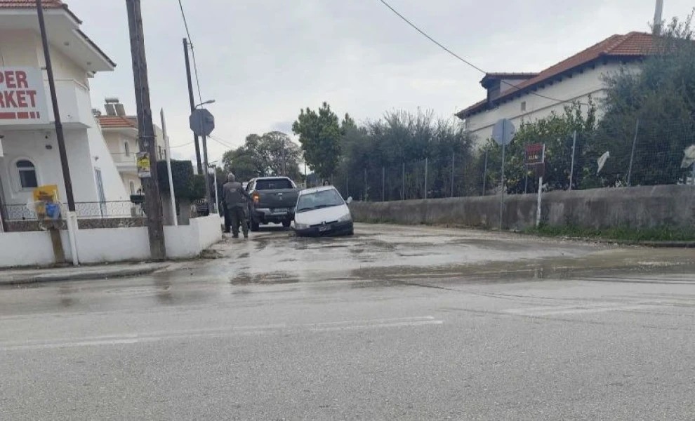 Το ατύχημα με το διερχόμενο όχημα που έπεσε σε τρύπα στην περιοχή της παλιάς «Άνοιξης»,