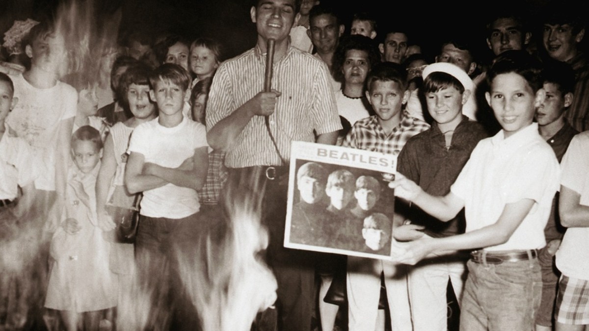 Χιλιάδες οργισμένοι πιστοί και μέλη της Κου Κλουξ Κλαν έκαιγαν δίσκους, φωτογραφίες και αναμνηστικά του συγκροτήματος
