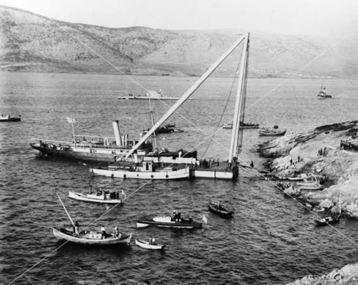 Η αποστολή ήταν να μεταφέρει προσωπικό του Ναυτικού από το λιμάνι του Πειραιά προς τον Ναύσταθμο της Σαλαμίνας