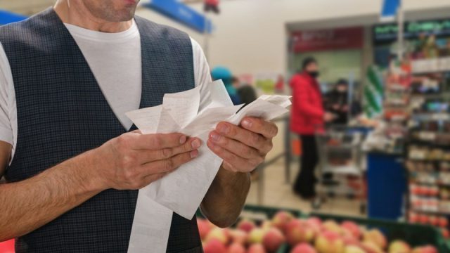 Ανατιμήσεις προ των πυλών: Αναλυτικά τι φοβούνται οι ειδικοί για τρόφιμα, καύσιμα και μεταφορές στην Ελλάδα