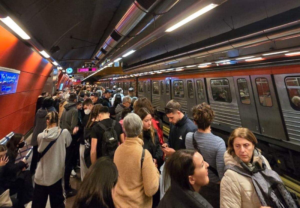 Επιβάτες δεν χωρούν, πόρτες μένουν ανοιχτές