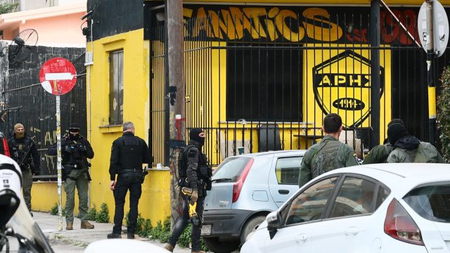 Γιατί η αστυνομία κάνει έφοδο στον σύνδεσμο 3 των φιλάθλων του Άρη ενώ η δολοφονία Κλεομένη δεν έχει οπαδικά κίνητρα;