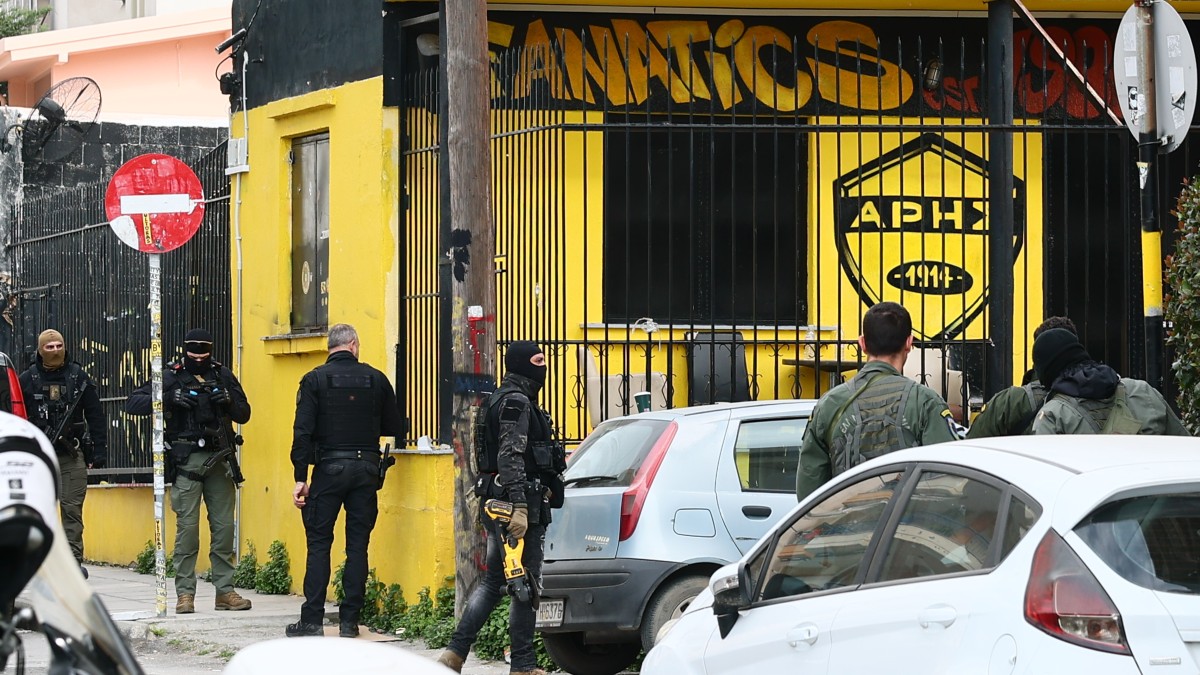Γιατί η αστυνομία κάνει έφοδο στον σύνδεσμο 3 των φιλάθλων του Άρη ενώ η δολοφονία Κλεομένη δεν έχει οπαδικά κίνητρα;
