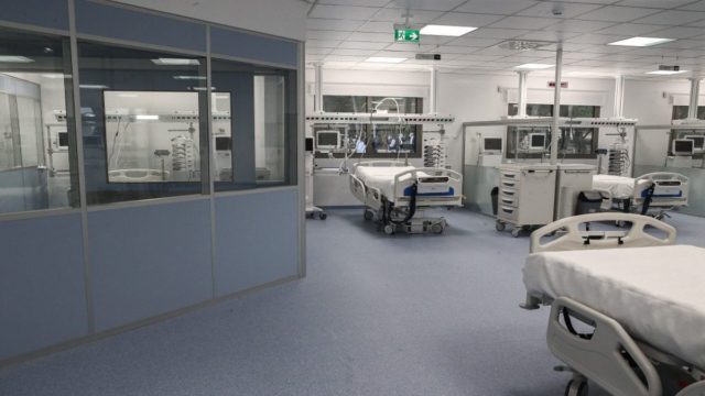 Σοκ στην Σύρο: Άνδρας σε έξαλλη κατάσταση στα επείγοντα του νοσοκομείου – Κυνηγούσε με μαχαίρι μια νοσηλεύτρια