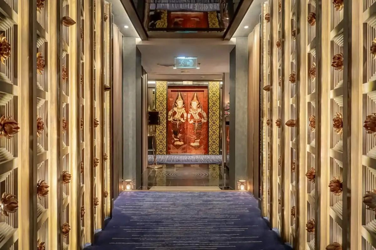 Εσωτερικό πολυτελούς σουίτας στο Banyan Tree Bangkok με μεγάλα παράθυρα που βλέπουν στην πόλη της Μπανγκό
