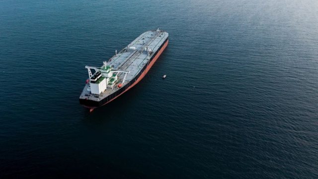 Κλιμακώνεται η σύγκρουση: Το Ιράν λέει ότι χτύπησε δεξαμενόπλοιο των ΗΠΑ και κατέρριψε F-15 – Επέστρεψαν οι πρώτοι 162 Έλληνες