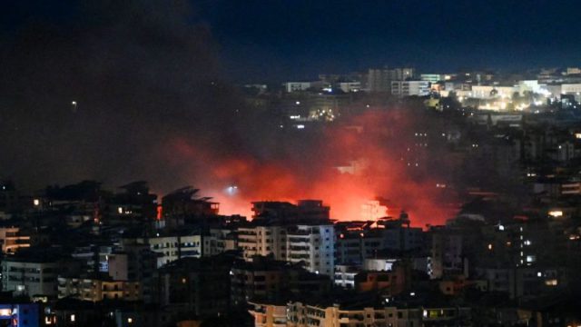 Τεχεράνη: Βίντεο από τις σκηνές χάους με φλεγόμενες λωρίδες πετρελαίου στους δρόμους – Τραυματίστηκε ο Μοτζτάμπα Χαμενεΐ;