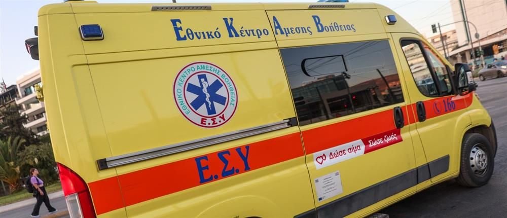 Επιχείρηση απεγκλωβισμού από την Πυροσβεστική μετά τη μοιραία σύγκρουση δύο οχημάτων στη Θεσσαλονίκη.