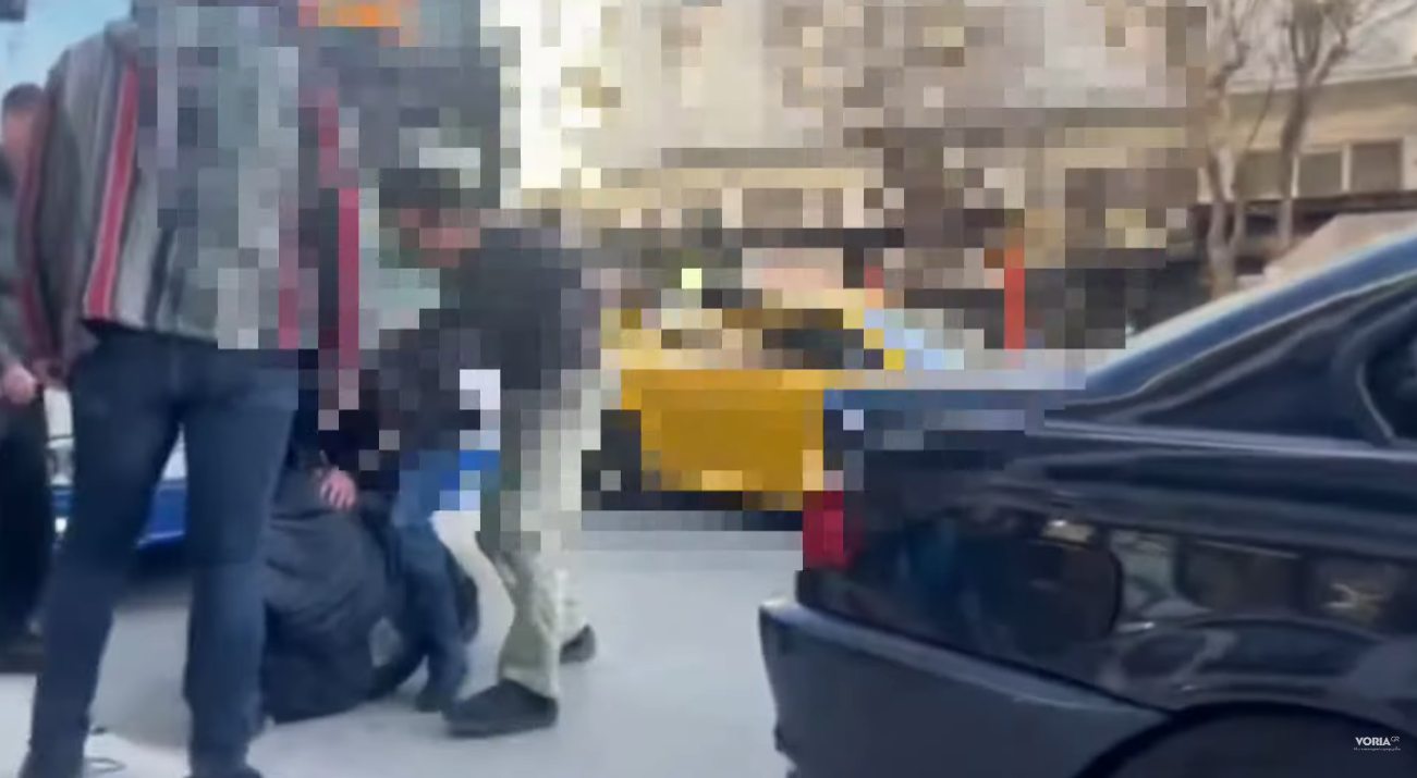 Σοκάρουν οι εικόνες βίας από το κέντρο στη Θεσσαλονίκη, όπου οδηγός λεωφορείου και οδηγός ΙΧ ήρθαν στα χέρια για μια θέση στη λεωφορειολωρίδα