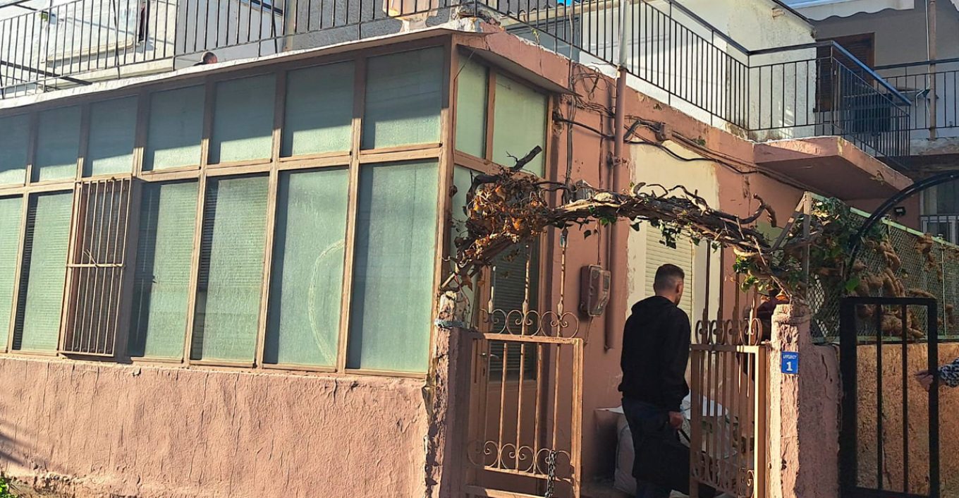 Μια 59χρονη ομογενής από τη Γερμανία εντοπίστηκε νεκρή μέσα σε μονοκατοικία της οδού Αρριανού, με τις πρώτες ενδείξεις να δείχνουν στραγγαλισμό.