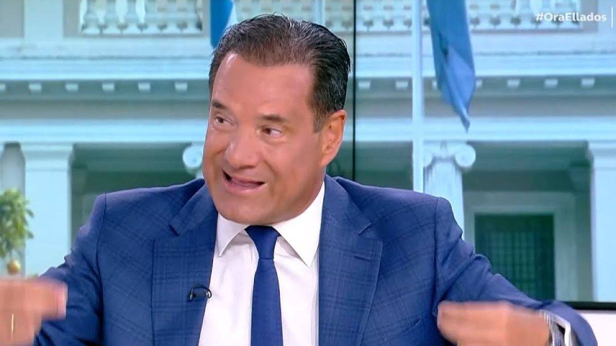 Κοντινό πλάνο του Άδωνι Γεωργιάδη σε τηλεοπτικό παράθυρο κατά τη διάρκεια έντονης πολιτικής συζήτησης