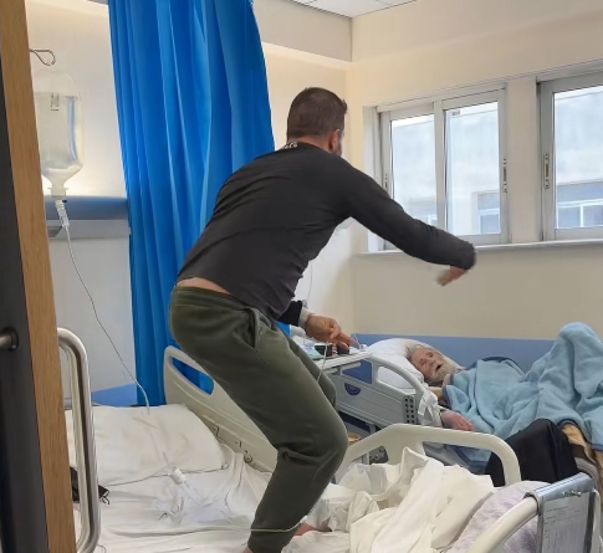 Τα σχόλια για τον άνδρα που γιόρτασε στο νοσοκομείο