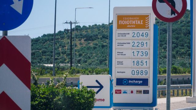 Βενζίνη και ντίζελ πάνω από τα 2 ευρώ: «Κλειδώνουν» οι επιδοτήσεις και τα έκτακτα μέτρα για την ακρίβεια
