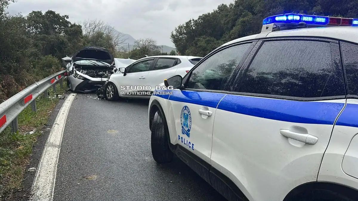 Δύο αυτοκίνητα συγκρούστηκαν πλαγιομετωπικά, με αποτέλεσμα δύο άτομα να τραυματιστούν σοβαρά και να μεταφερθούν εσπευσμένα στο νοσοκομείο.