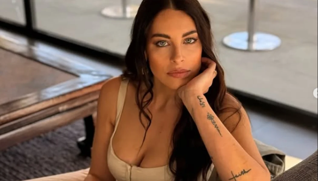 Η Τζούλια έγινε viral με το μίνι φόρεμα στο Παναθηναϊκός – Ολυμπιακός (ΦΩΤΟ)