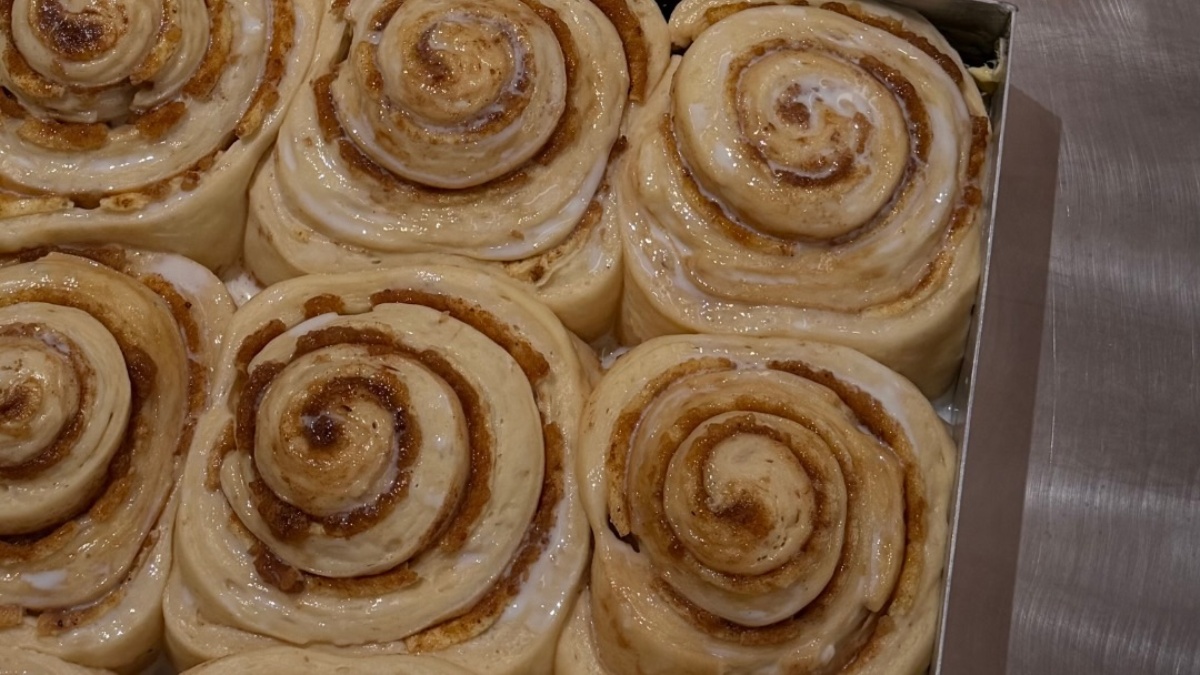Ugly Rolls: Η «γλυκιά επανάσταση» της Αθήνας που αποθεώνει την ατέλεια μέσα από ένα cinnamon roll