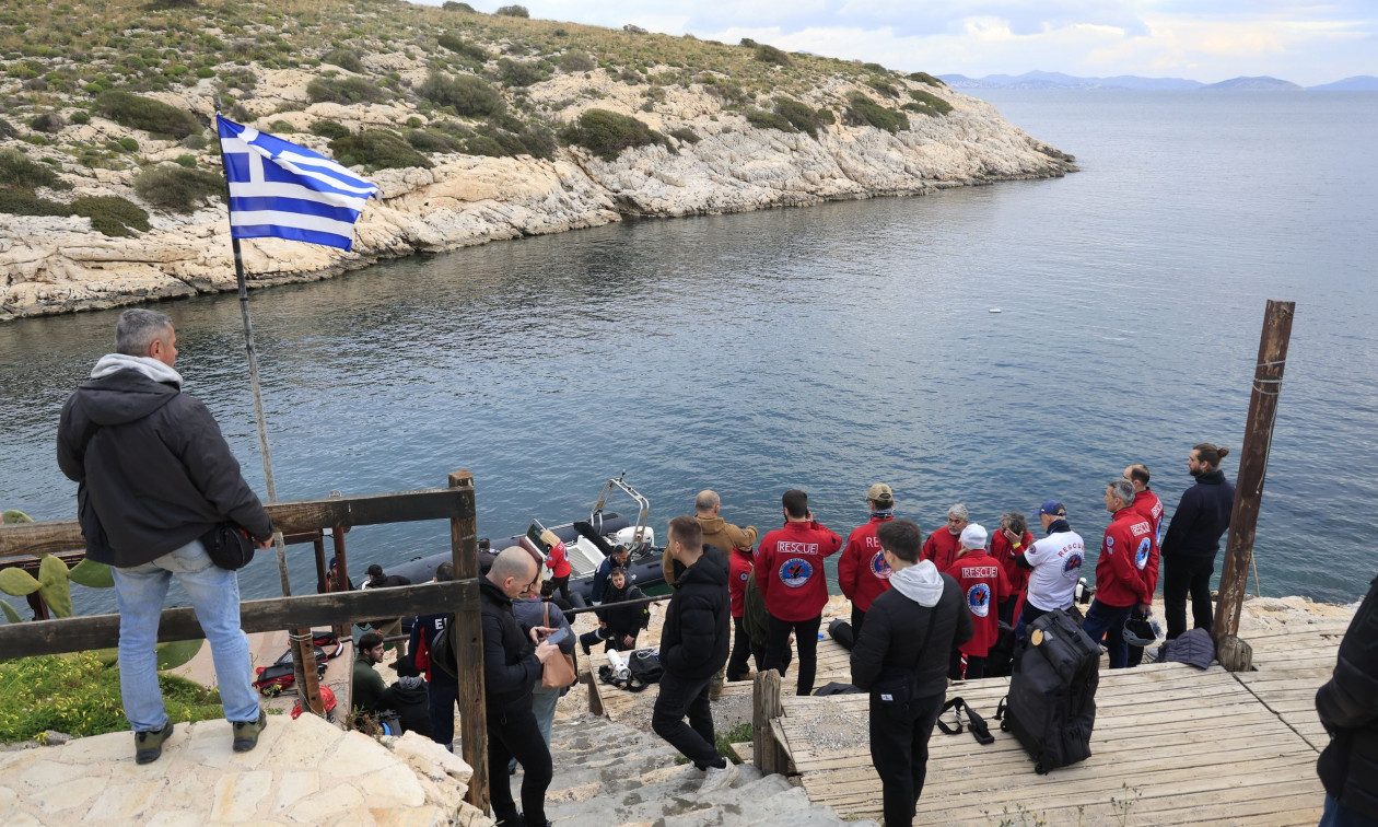 Μάχη με τον χρόνο στη Βουλιαγμένη: Δυνάμεις του Λιμενικού και ειδικοί σπηλαιοδύτες επιχειρούν σε μεγάλο βάθος για τον απεγκλωβισμό του 34χρονου