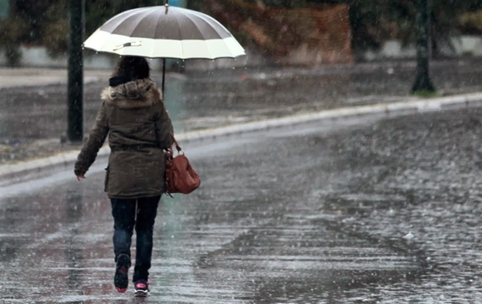 Ο καιρός επιφυλάσσει κρύο και τοπικές καταιγίδες, με τον υδράργυρο να δυσκολεύεται να ξεπεράσει τους 15 βαθμούς