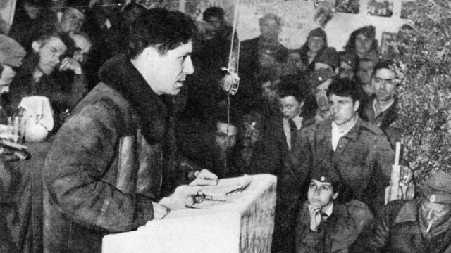 Σαν σήμερα, 11 Μαρτίου: Η 6η Ολομέλεια του 1956 – Η ημέρα που το «τέλος» του Νίκου Ζαχαριάδη σφράγισε την ιστορία της Αριστεράς