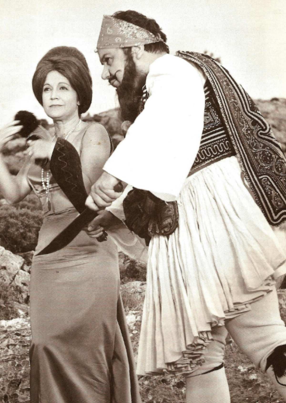 Ο Μάνος Χατζιδάκις με φουστανέλα
