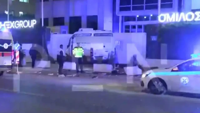 Λεωφόρος Αθηνών: Καραμπόλα τριών οχημάτων τα ξημερώματα έξω από το Χρηματιστήριο – Εικόνες καταστροφής και ένας τραυματίας