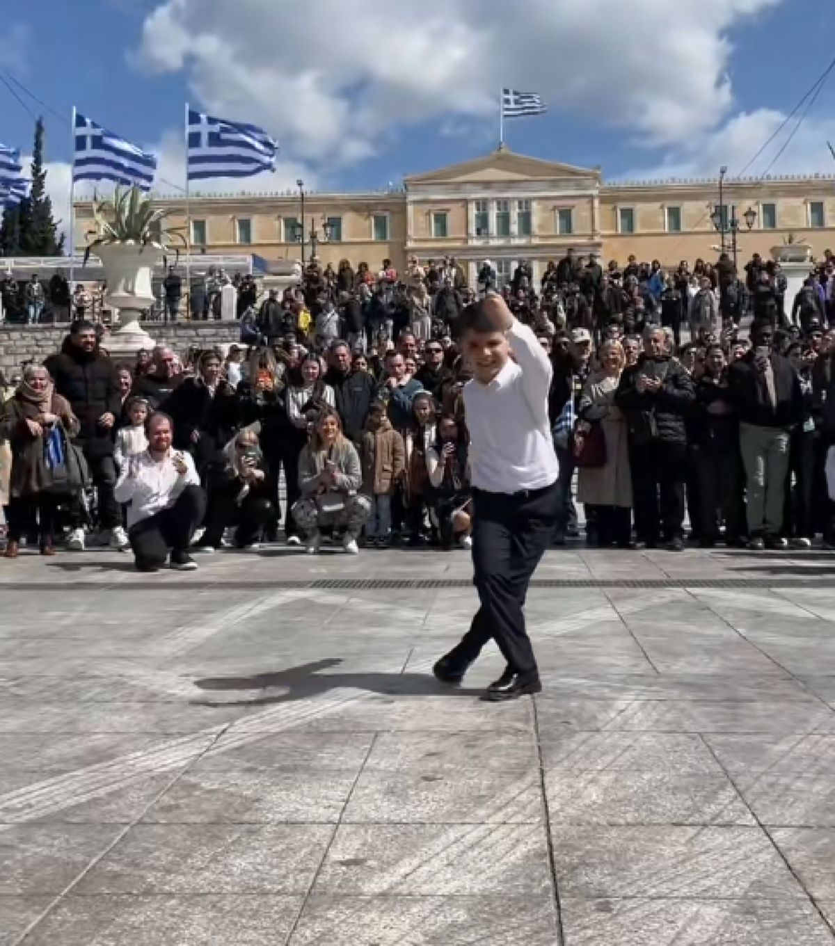 10χρονος στο Σύνταγμα χορεύει ζεϊμπέκικο και αποθεώνεται