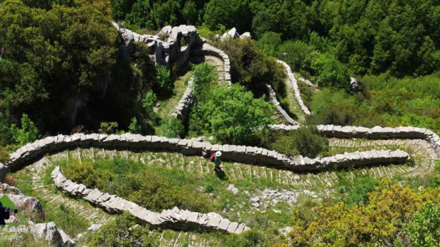 Σκάλα Βραδέτου: Το παλιό μονοπάτι των Ζαγοροχωριτών, χαραγμένο στον βράχο, συνεχίζει να εντυπωσιάζει