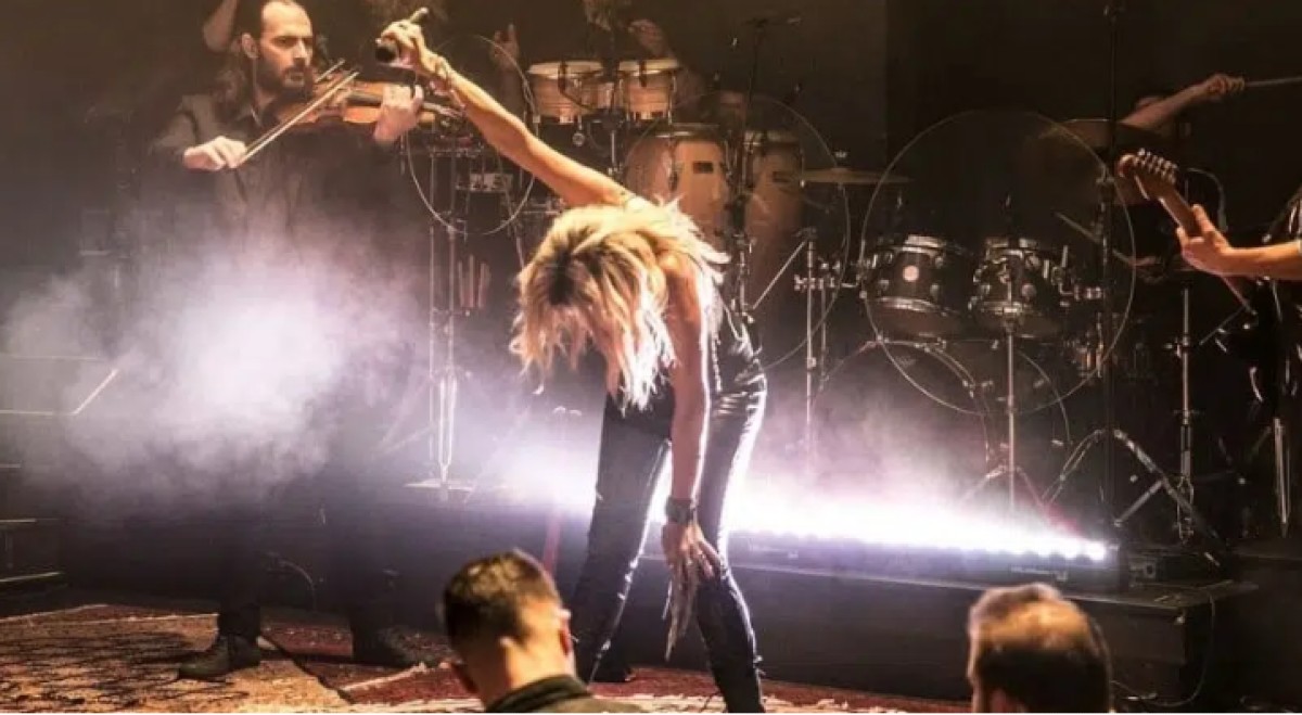 Η Άννα Βίσση στη σκηνή στο Hotel Ermou