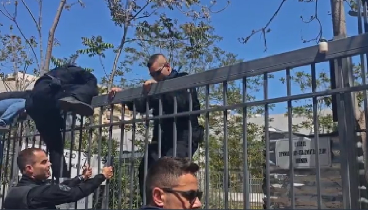 Άνδρες της ΔΙ.ΑΣ. και της ΟΠΚΕ εισέρχονται στο Εφετείο