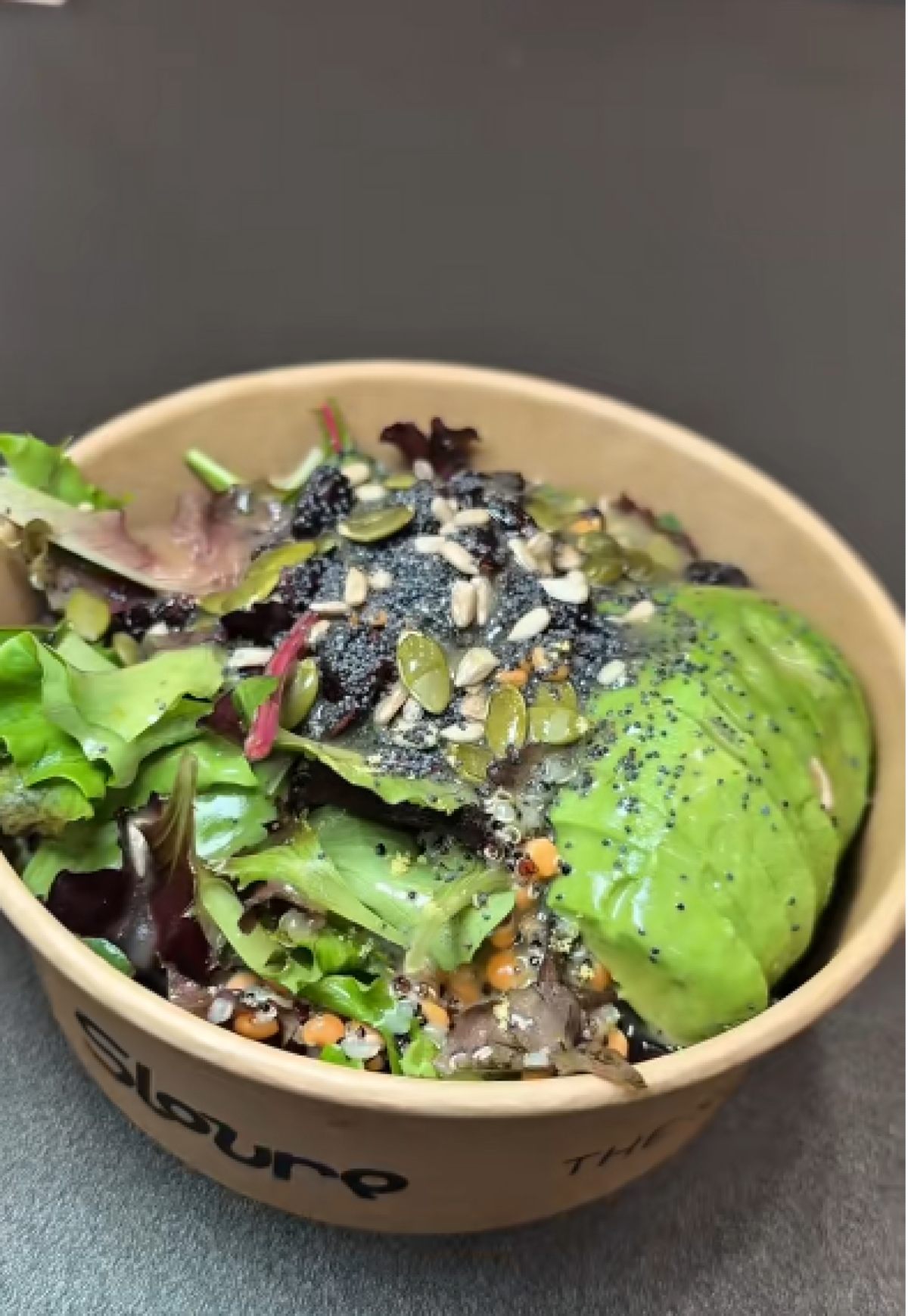 Η Quinoa Avocado Salad