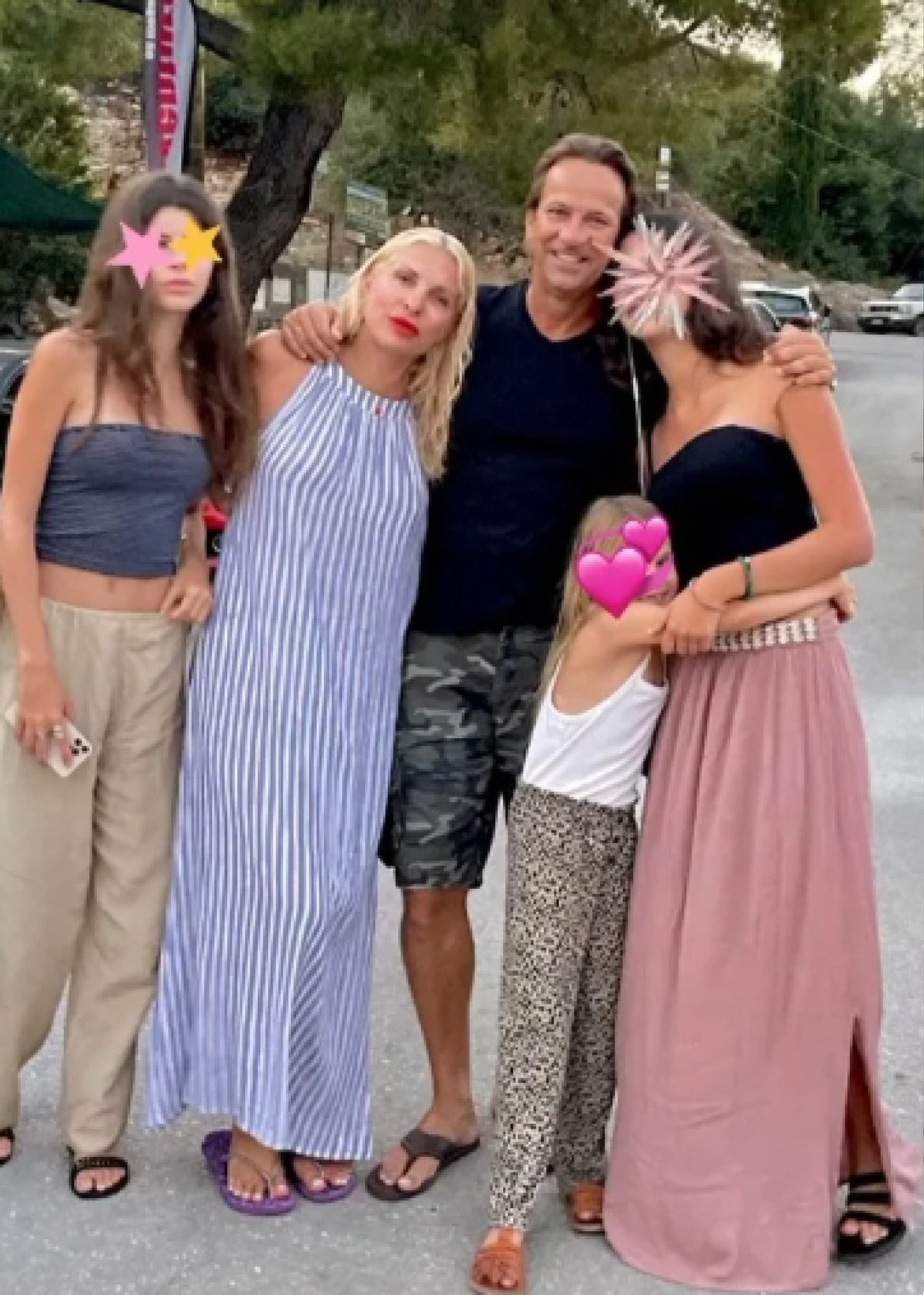 Η Ελένη Μενγάκη με τις κόρες της και το σύζυγό της