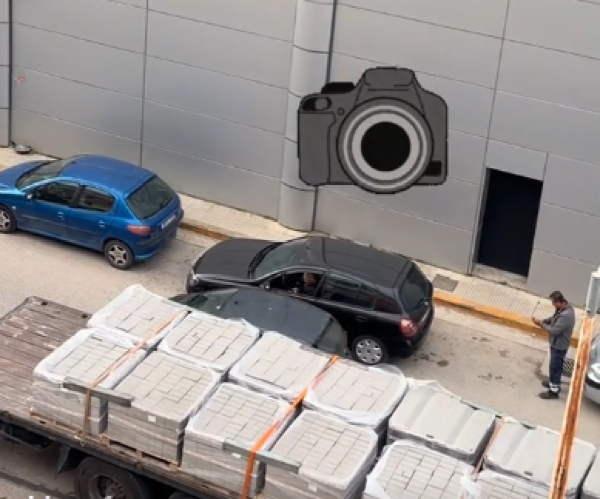 Η στιγμή που ο οδηγός της νταλίκας τραβά τη φωτογραφία