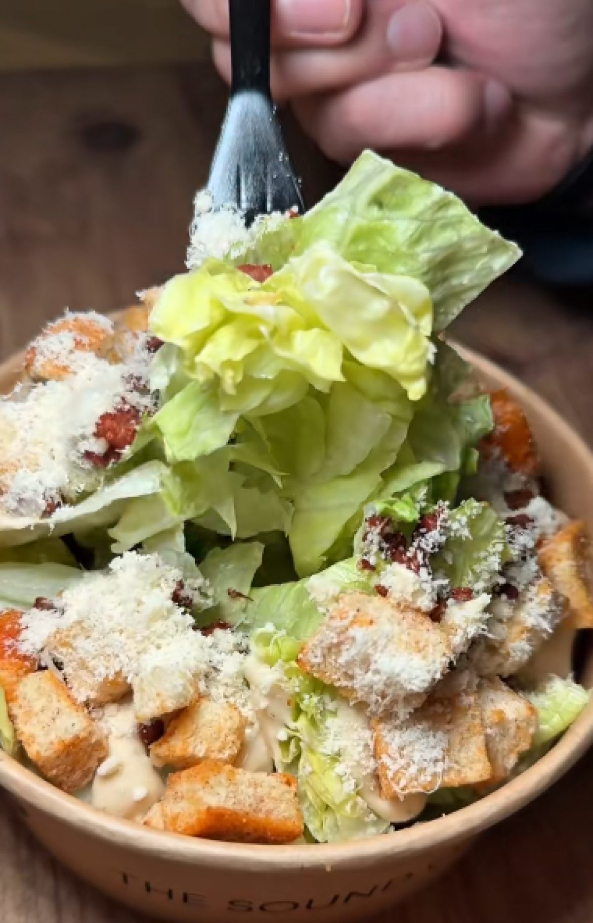 H κλασική Caesar Salad