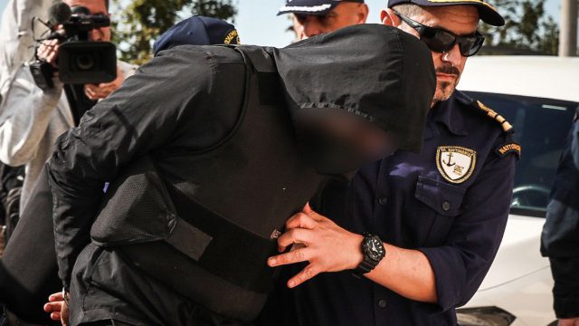 Άγιος Δημήτριος: Με κουκούλα και αλεξίσφαιρο στο Ναυτοδικείο ο 20χρονος δολοφόνος του 27χρονου